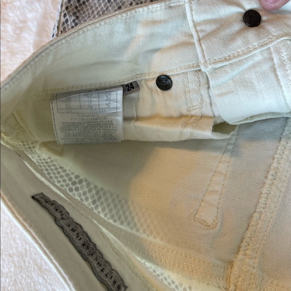 Guess waxy snakeskin denim. Size 24, fits like a 24-25. Stretchy never worn - Picture 4 of 9